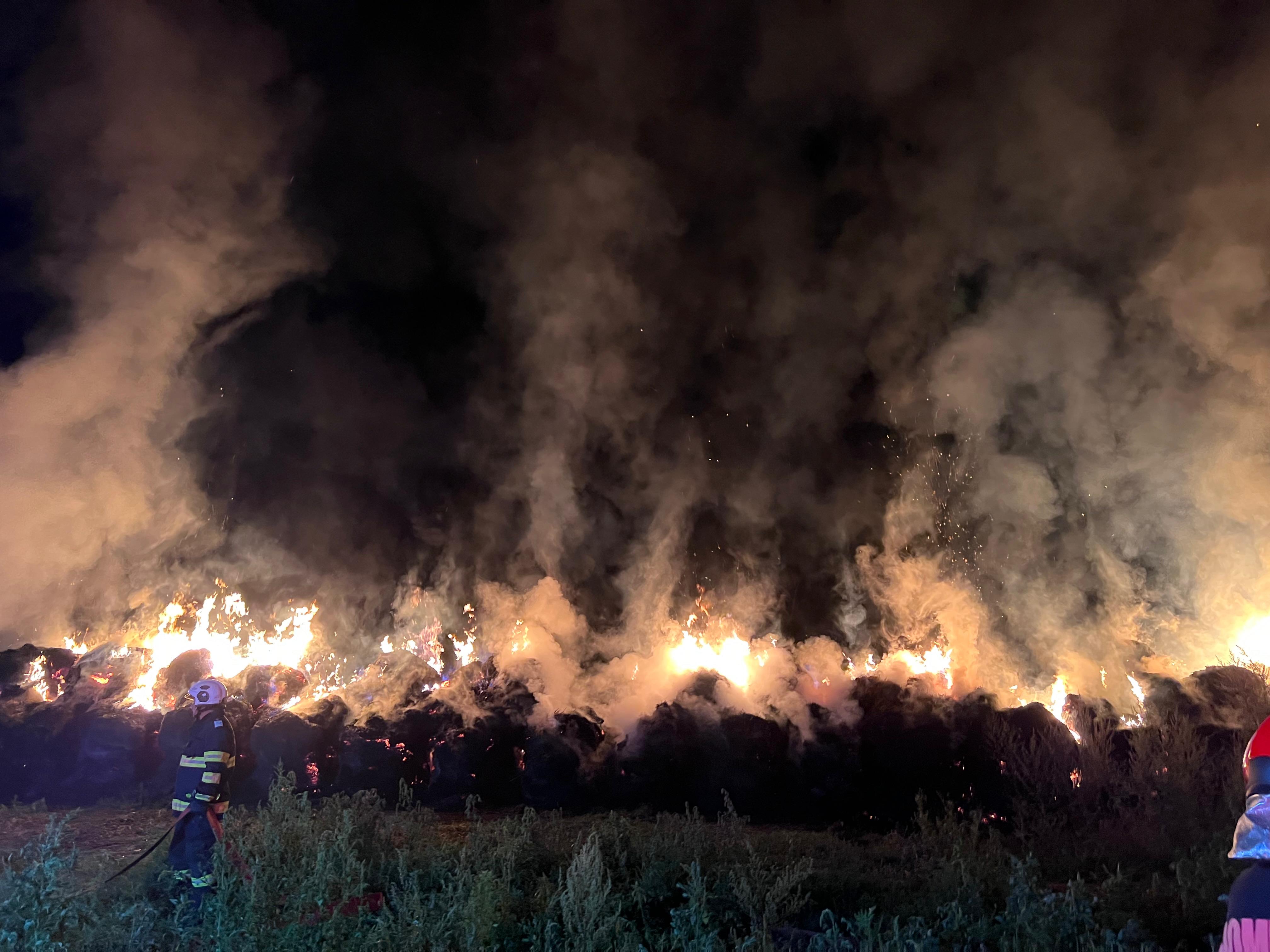 FOTO/VIDEO. Mână criminală! Incendiu uriaș la o fermă din județul Satu Mare