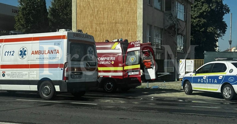 Accident de muncă grav la Satu Mare: un angajat a ajuns Urgență, bloc metalic căzut peste cabina utilajului