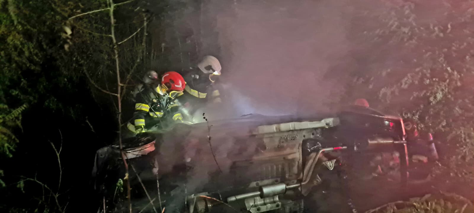 Accident Lazuri mașina noaptea pompieri1.jpg