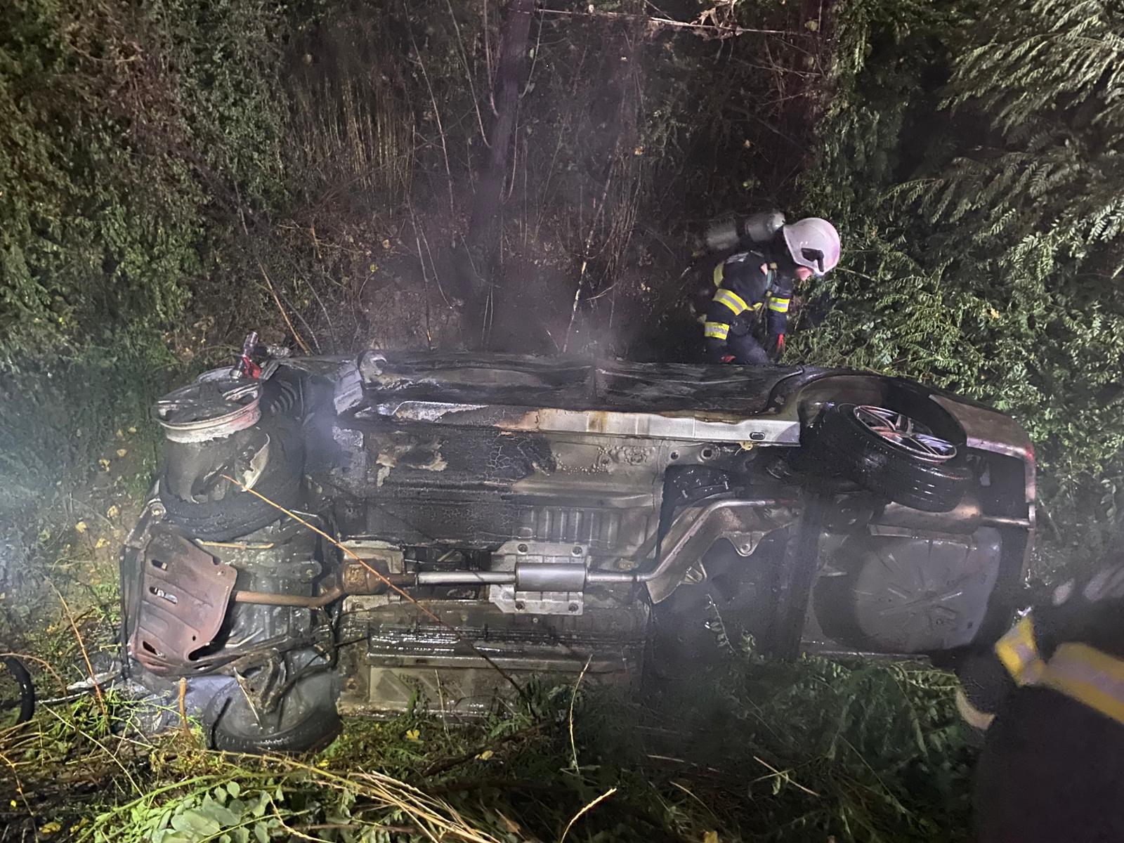 Accident Lazuri mașina noaptea pompieri3.jpg