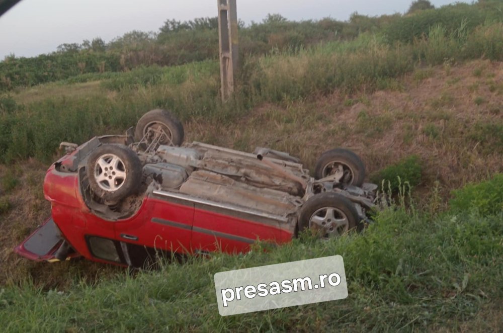 FOTO. Beat și fără permis, un sătmărean s-a răsturnat cu mașina în curba morții