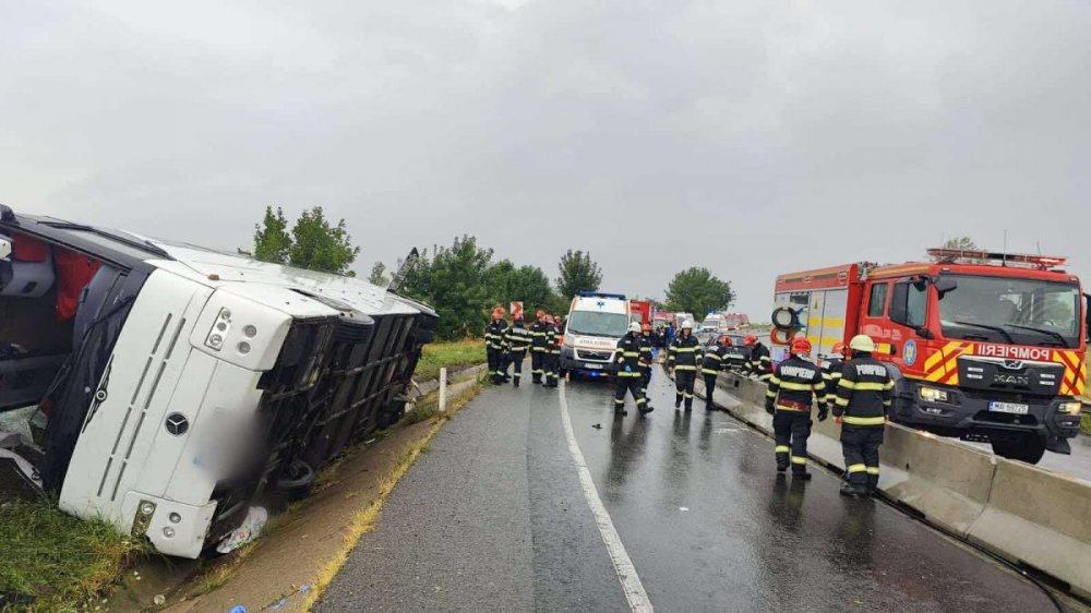 FOTO. Autocar, cu zeci de pasageri, s-a răsturnat. Multiple victime, 2 elicoptere trimise la intervenție