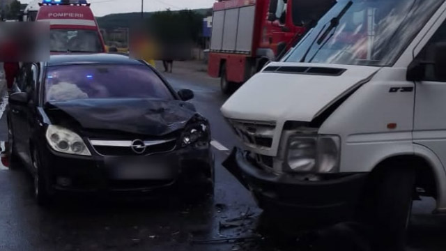 Accident în județul Satu Mare, un tânăr a ajuns la spital. Impact între o autoutilitară și un autoturism