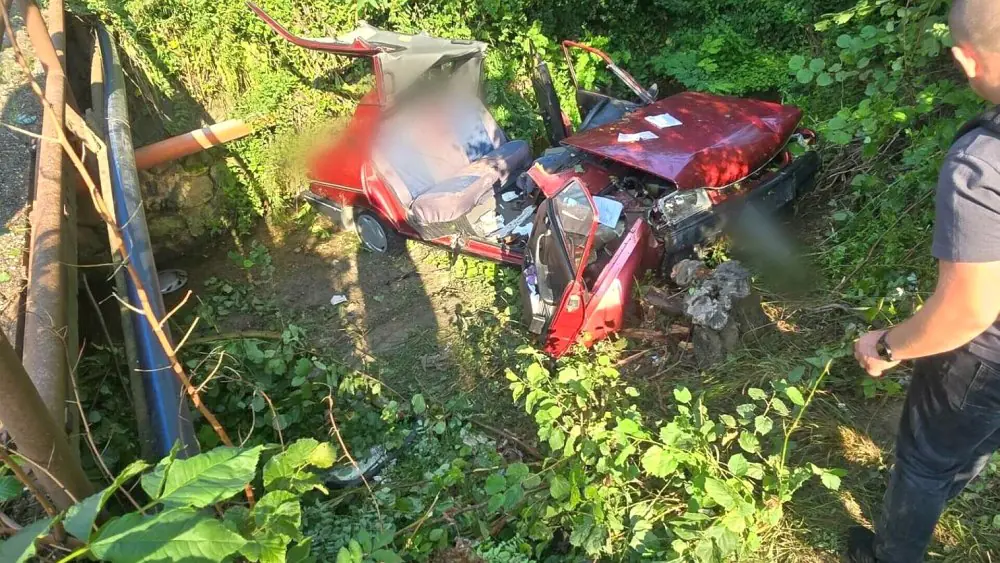 FOTO. O șoferiță (78 ani) a murit! A căzut cu Dacia 1310 într-o râpă. Alți 3 răniți