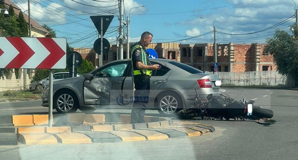 FOTO. Impact între o motocicletă și o mașină pe Drumul Odoreului. Trafic blocat temporar
