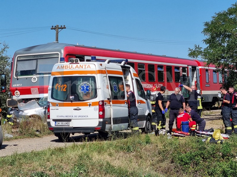FOTO/VIDEO. Accident feroviar în municipiul Satu Mare. Mașină lovită de tren. O persoană a murit, alta este resuscitată