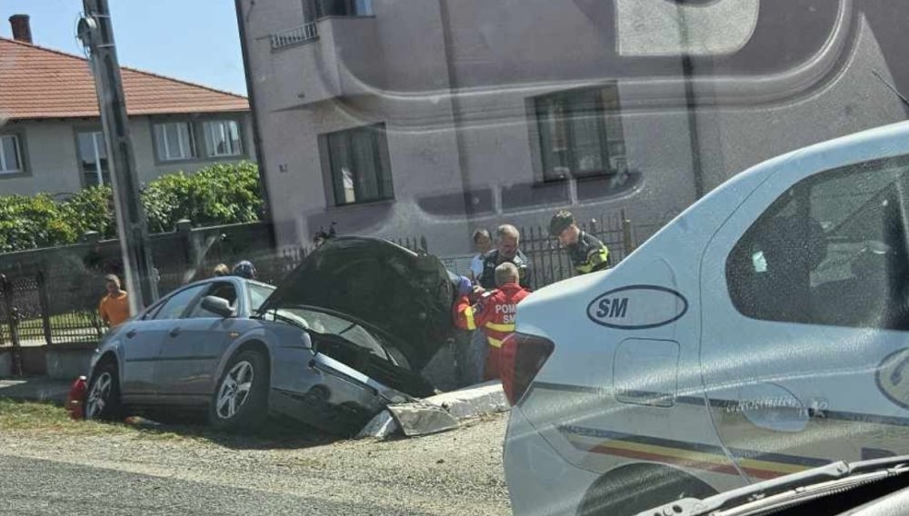 VIDEO. O mașină s-a oprit într-un cap de pod, în Ardud! Șoferiță încarcerată