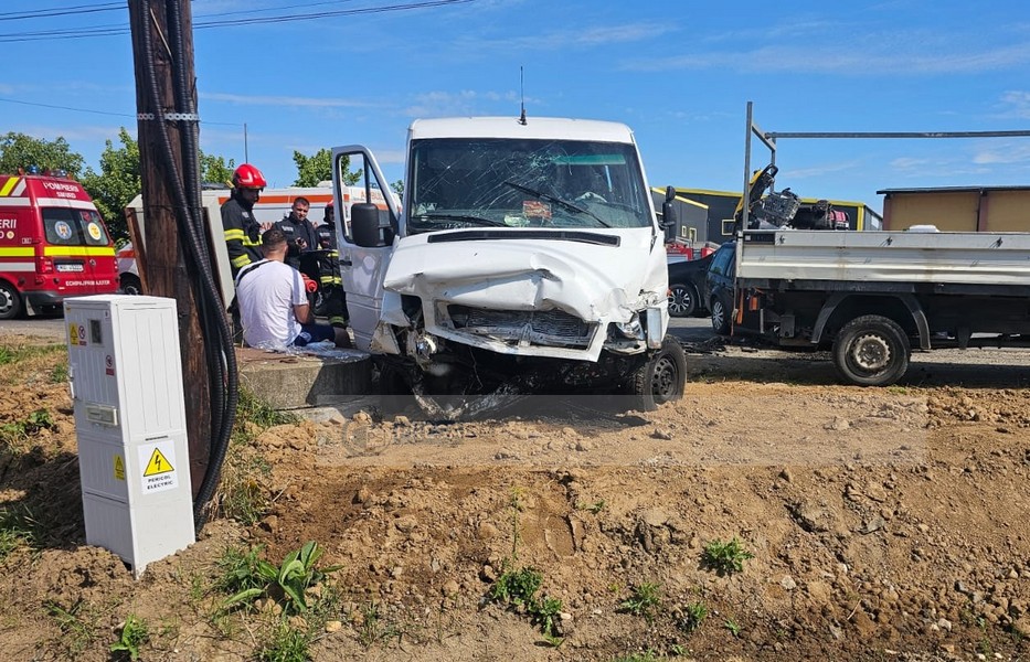accident microbuz masina ambulanta ambulante smurd (1).jpg