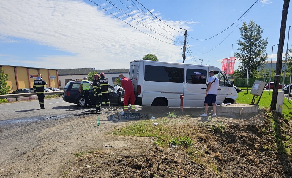 accident microbuz masina ambulanta ambulante smurd (10).jpg