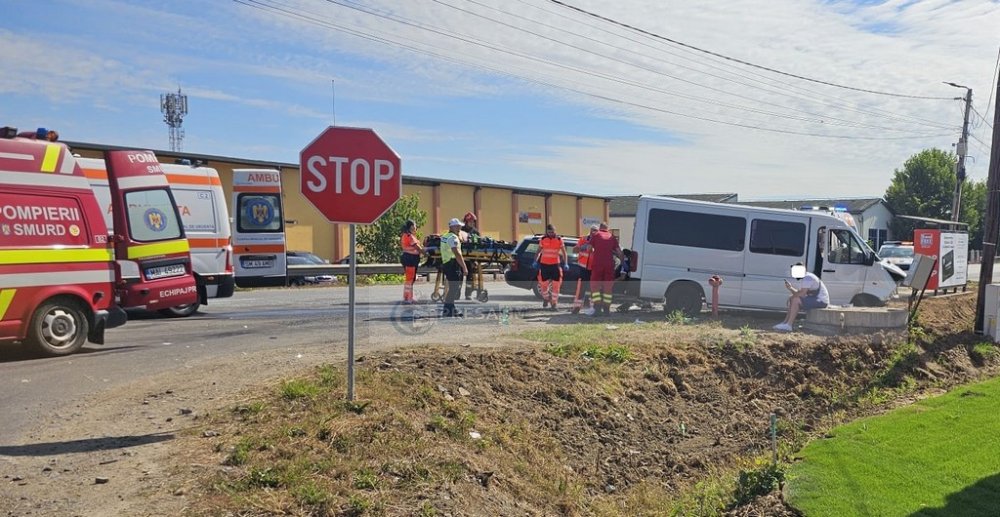 accident microbuz masina ambulanta ambulante smurd (3).jpg
