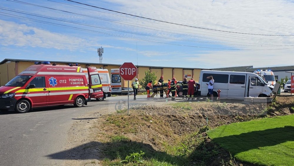 accident microbuz masina ambulanta ambulante smurd (4).jpg