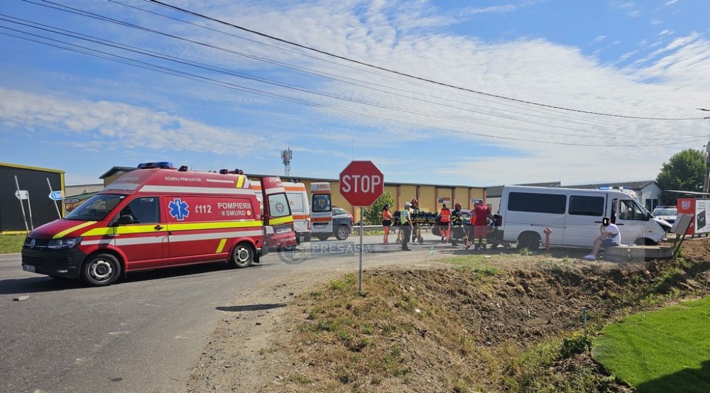 accident microbuz masina ambulanta ambulante smurd (5).jpg