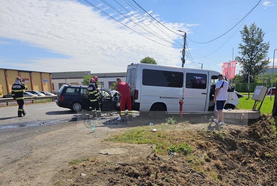 accident microbuz masina ambulanta ambulante smurd (7).jpg