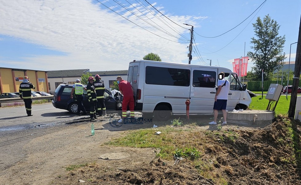 accident microbuz masina ambulanta ambulante smurd (8).jpg