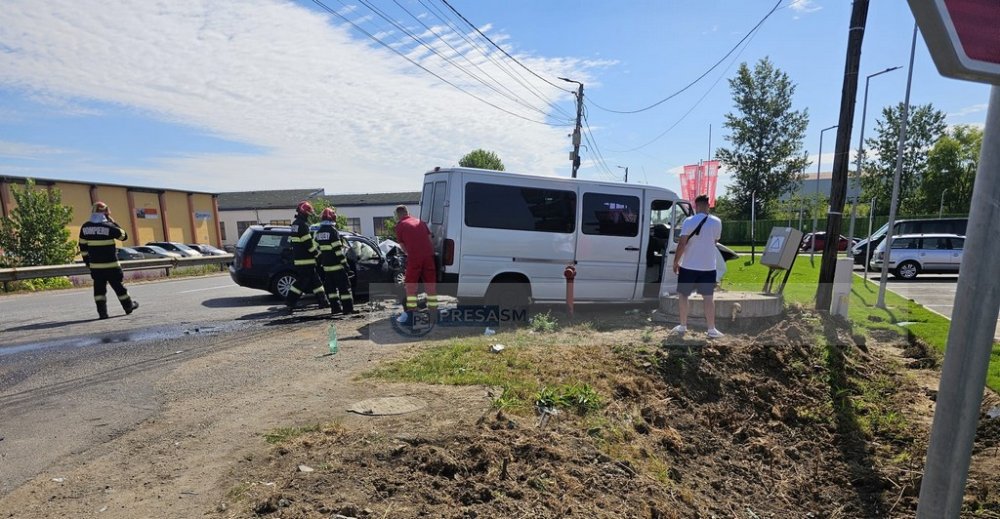 accident microbuz masina ambulanta ambulante smurd (9).jpg