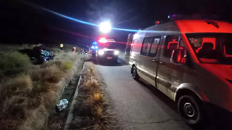 accident noaptea masina pe camp (2).webp