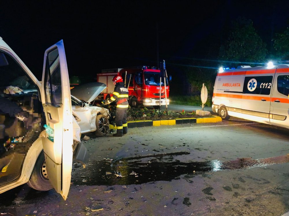 Sătmărean la spital după un accident în județul vecin. Un tânăr a intrat pe contrasens și i-a lovit autoutilitara