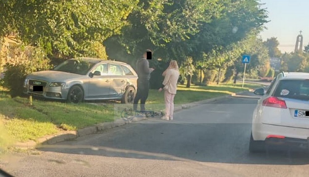 FOTO. Accident pe B-dul Cloșca din Satu Mare. Mașină proiectată în parc