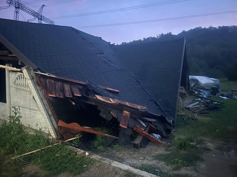 FOTO. Tragedii după furtunile din țară. Tată și fiu, morți pe lac. Tânăr ucis de un acoperiș prăbușit