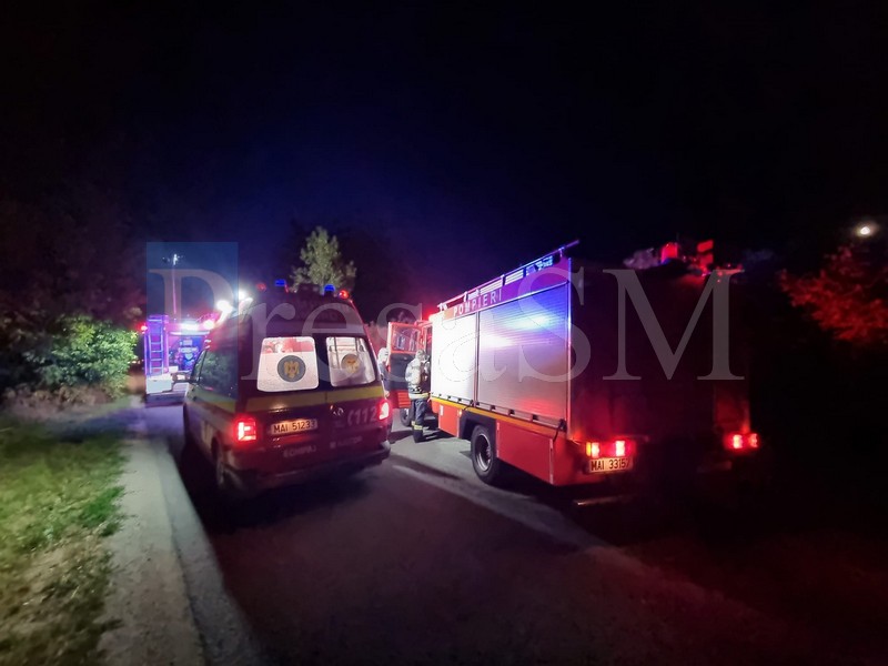 ambulanta pompieri noaptea accident.jpg