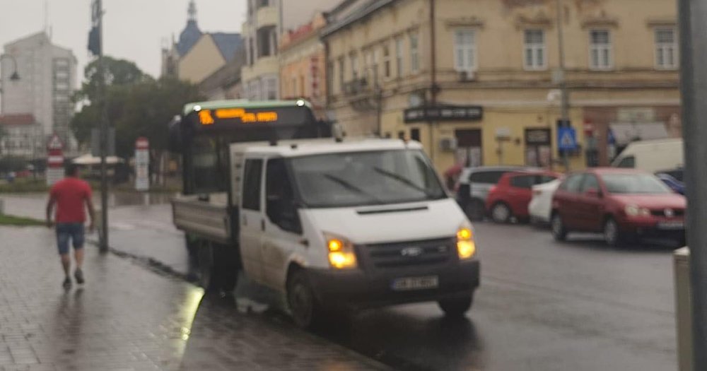 FOTO. Incident într-o stație de autobuz din Centrul Vechi al Sătmarului. A intervenit Poliția Locală