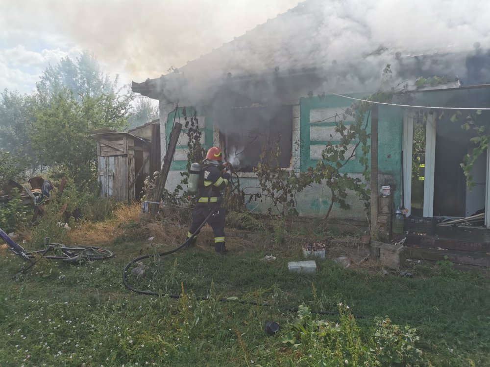FOTO. Incendiu provocat intenționat la o casă din Satu Mare. Flăcările amenințau și locuința vecinilor