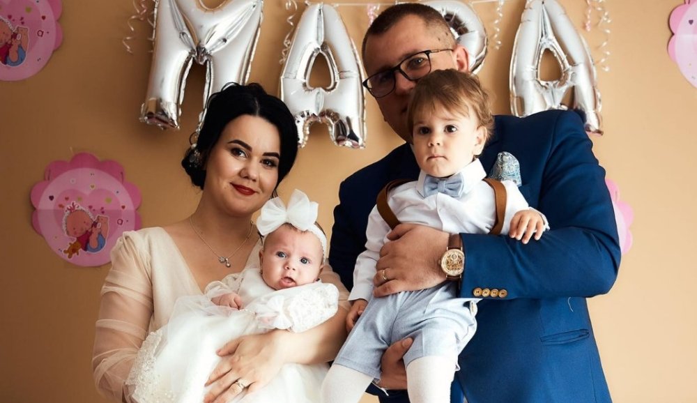 Sătmăreanul Ionuț Oneț, director general adjunct al AFIR, și familia, vă urează Paște Fericit