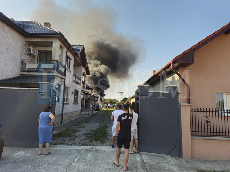 FOTO/VIDEO. Incendiu la Ardud. Fumul se vede de la mare distanță, mobilizare a pompierilor