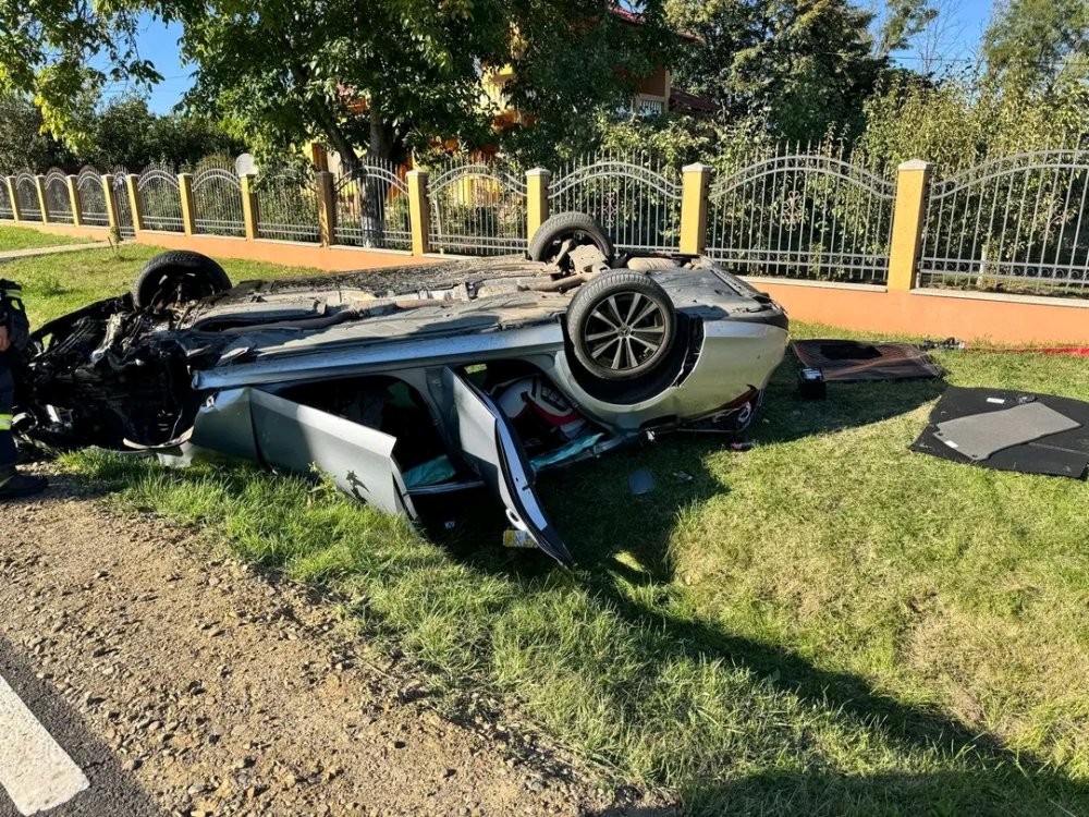 FOTO. Un tată și doi copii (4 si 8 ani) s-au răsturnat cu mașina. Duși la Urgență