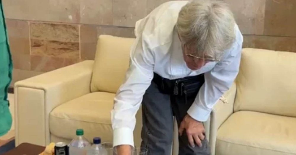 FOTO. Un cunoscut actor american, așteptat pe aeroport cu pălincă de Sătmar. Va face reclamă la un brand sătmărean