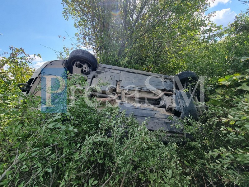 FOTO/VIDEO. Mașină răsturnată în șanț, lângă Aquastar, în Satu Mare