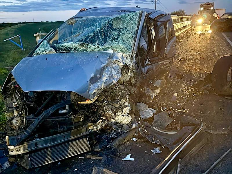 FOTO. Accident grav în județul vecin. Impact puternic între două automobile