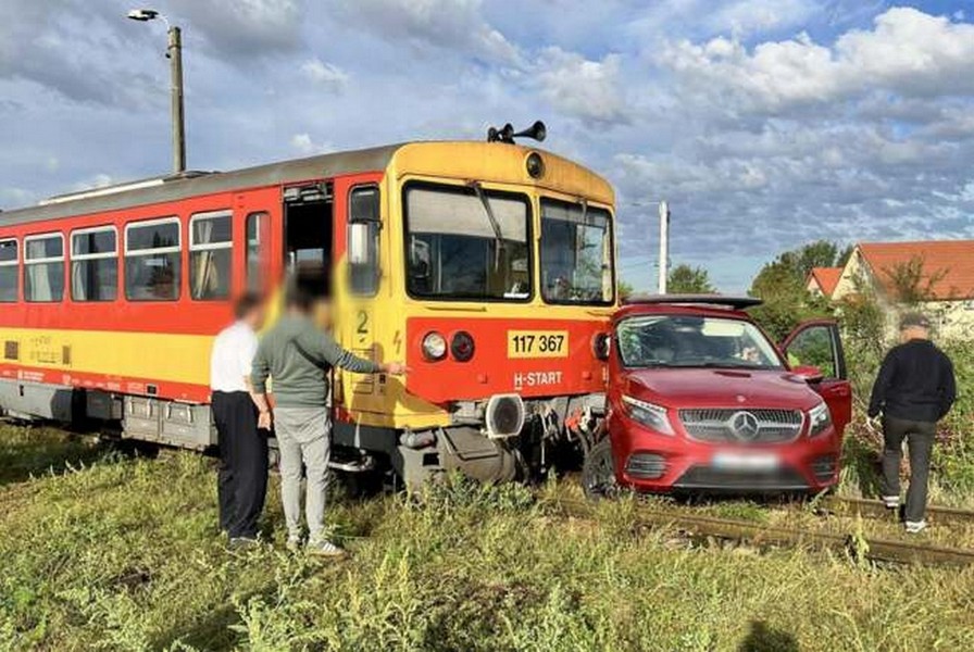 FOTO. Accident feroviar în județul vecin. Un tren a deraiat după impactul cu o mașină