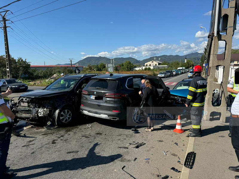 FOTO. Sătmărean implicat într-un accident în lanț: mașini avariate grav, 2 victime