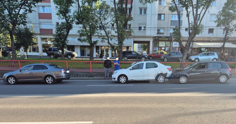 FOTO. Accident în lanț în zona Soarelui din Satu Mare. Trei autoturisme implicate