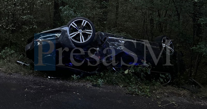FOTO. Accident în județul Satu Mare. O mașină cu patru persoane la bord a ajuns răsturnată în șanț