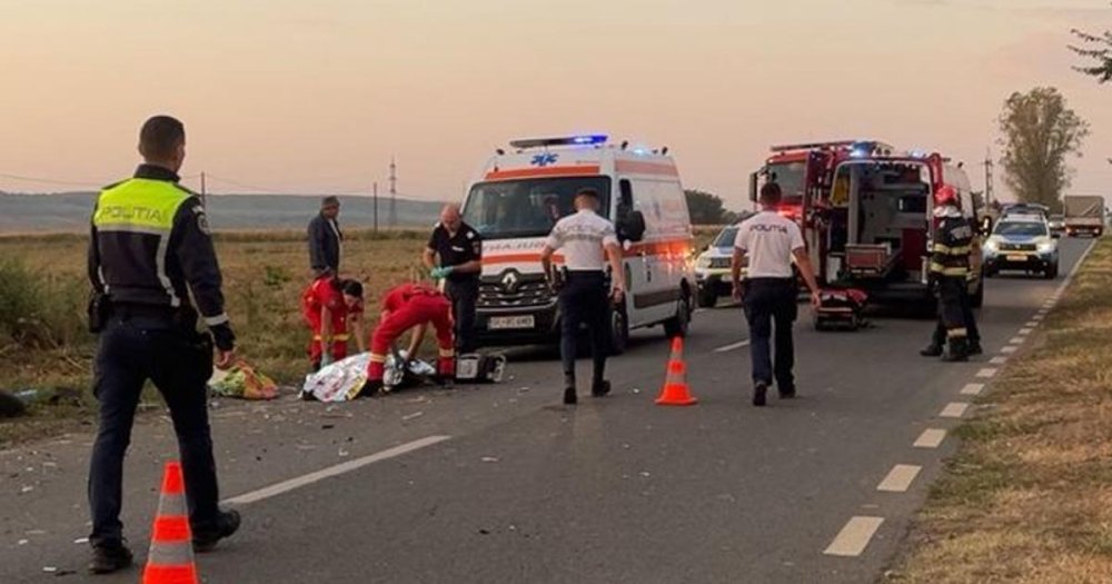 FOTO. Accident teribil în țară. Autospeciala de poliție a lovit o căruță. O femeie a decedat