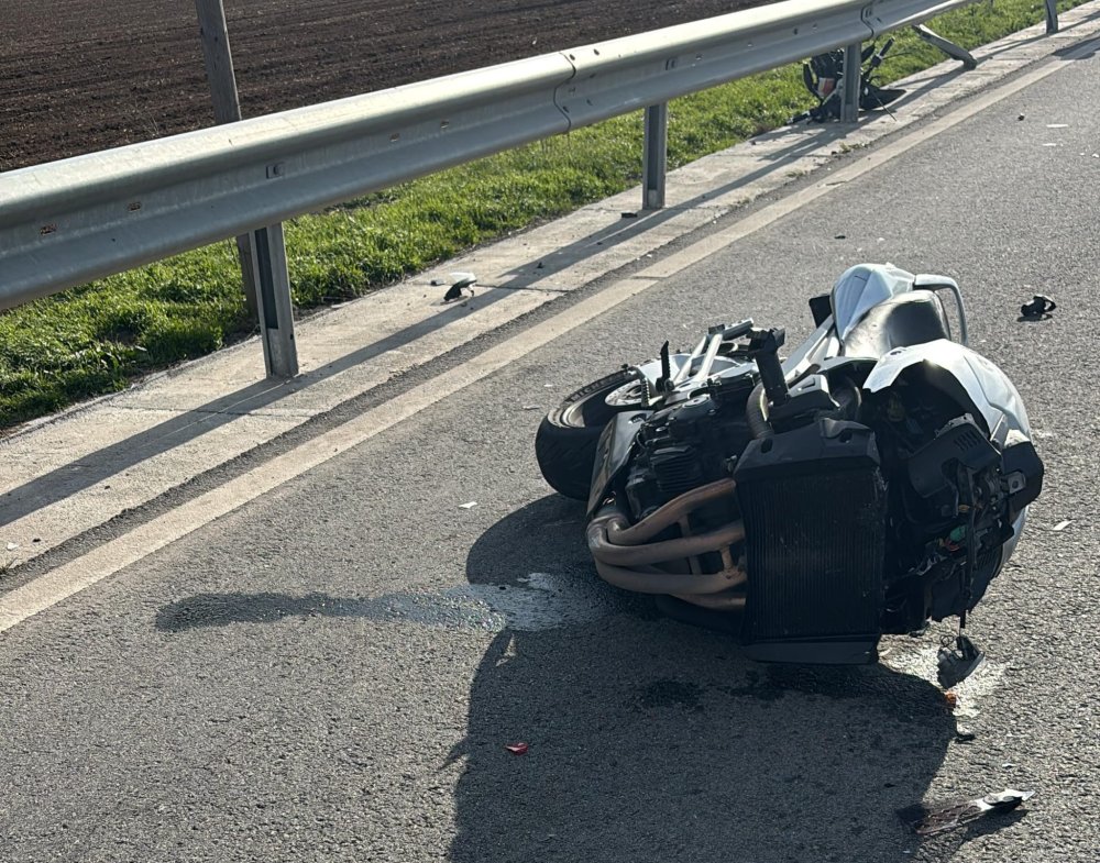 Fără permis, un sătmărean s-a oprit cu motocicleta neînmatriculată într-o mașină