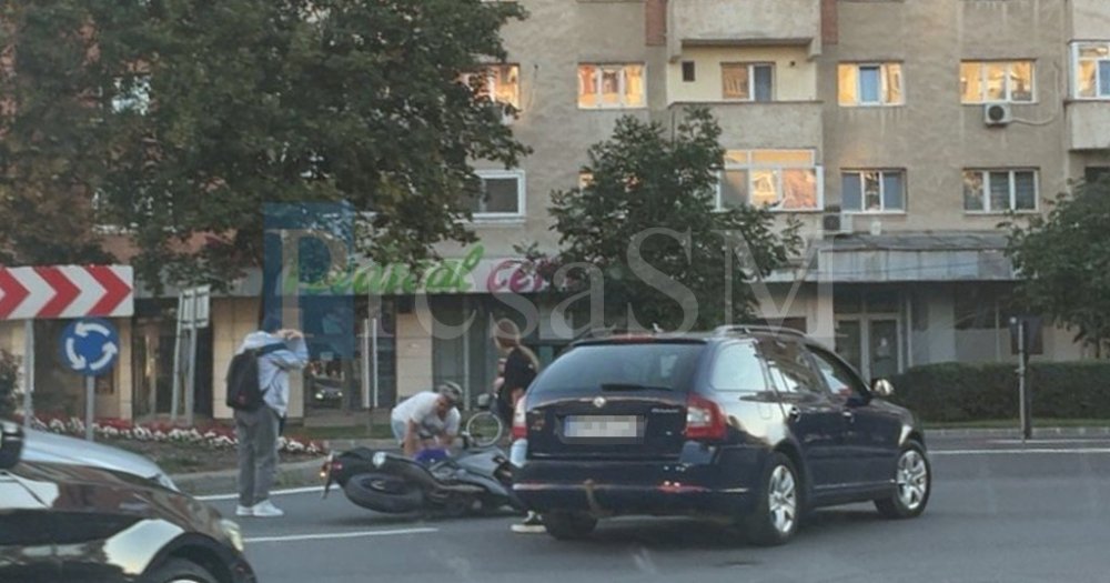 FOTO. Accident în sensul giratoriu din Soarelui. Impact între mașină și motocicletă