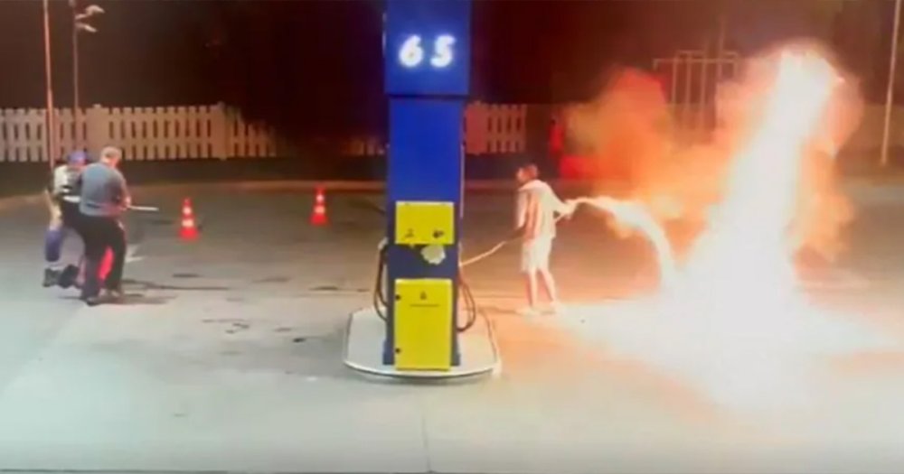 VIDEO. Scene incredibile într-o benzinărie din țară. Un tânăr a da foc unei pompe de benzină