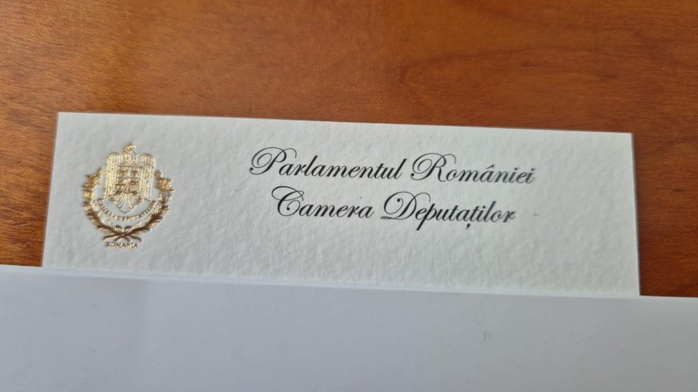 FOTO. La Parlament, cărțile de vizită se fac cu foiță de aur. Cât costă un set