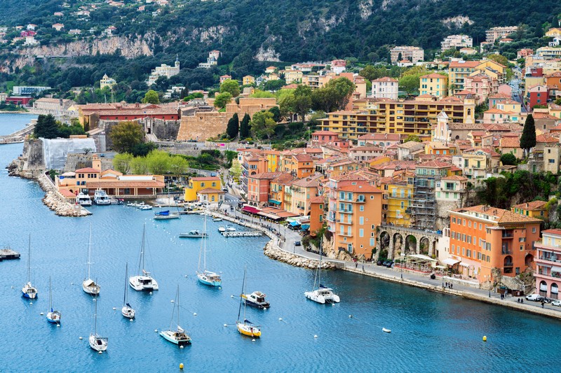 Nesimțire și misecuvenism! Training de lux pentru 30 de angajați de la stat. Și-au pregătit excursii pe Coasta de Azur și în Cipru