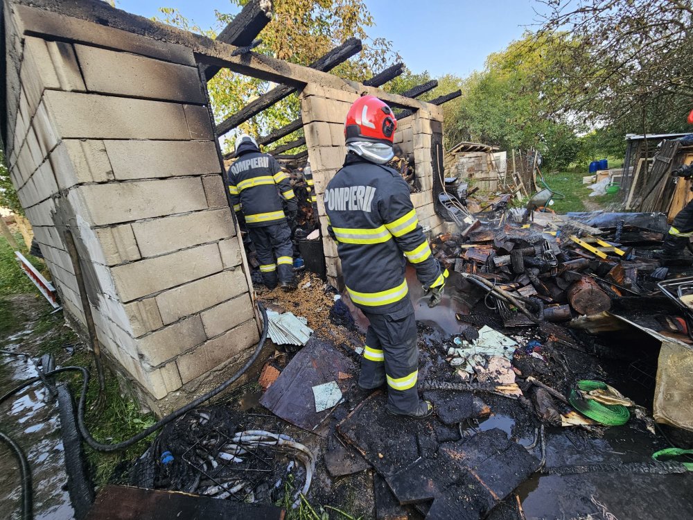 FOTO. Incendiu cu pericol de explozie în județul Satu Mare. Au intervenit pompierii