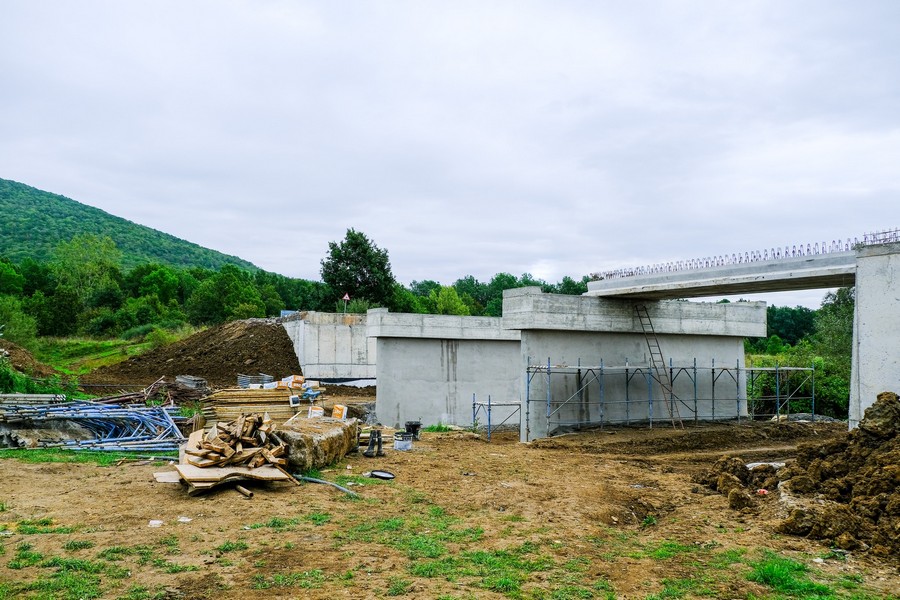 FOTO. Finalul e tot mai aproape pentru noul pod din județul Satu Mare. Astăzi a început montarea grinzilor