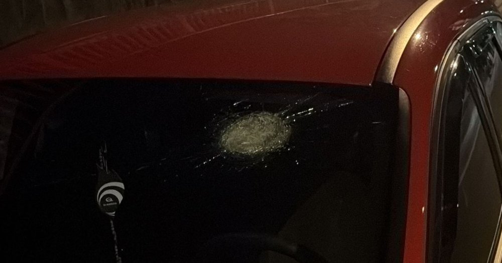 Gest inconștient în Pasajul Soarelui: șofer sătmărean cu mașina avariată după ce un grup a aruncat cu pietre de pe calea ferată