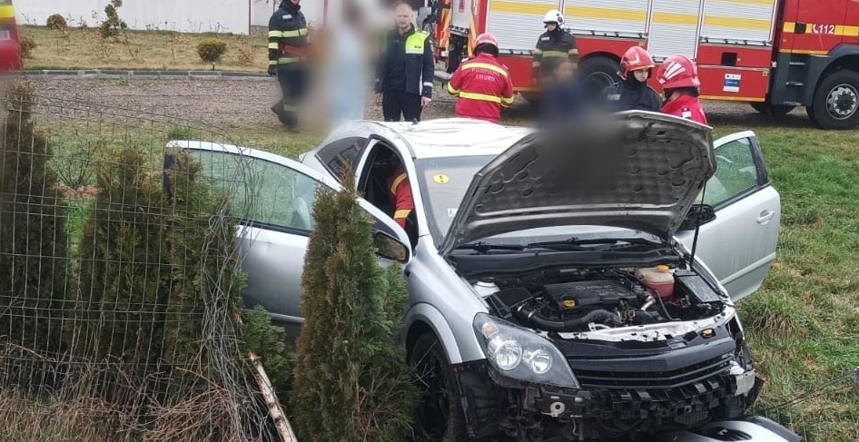 SATU MARE. Tânăr, de 19 ani, a fugit de polițiști cu mașina, fără permis. S-a oprit într-un gard