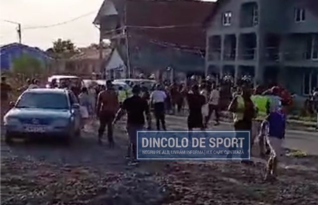 FOTO. Zeci de persoane s-au bătut în parcare unei școli din Satu Mare!
