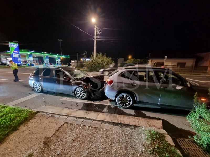 FOTO/VIDEO. Coliziune puternică pe bulevardul Lucian Blaga. Pieton la un pas de a fi spulberat