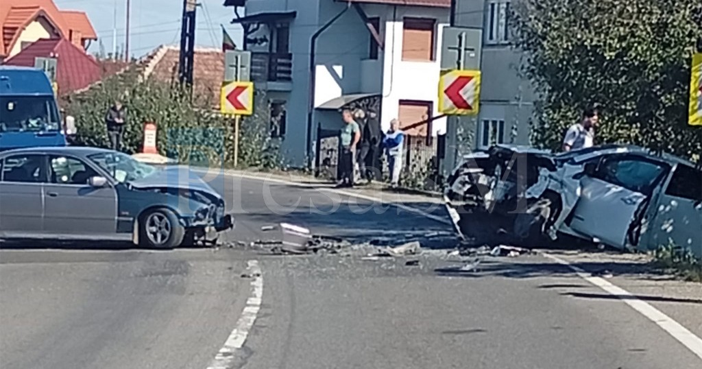 FOTO. Accident teribil în Botiz! Coliziune frontală între două mașini