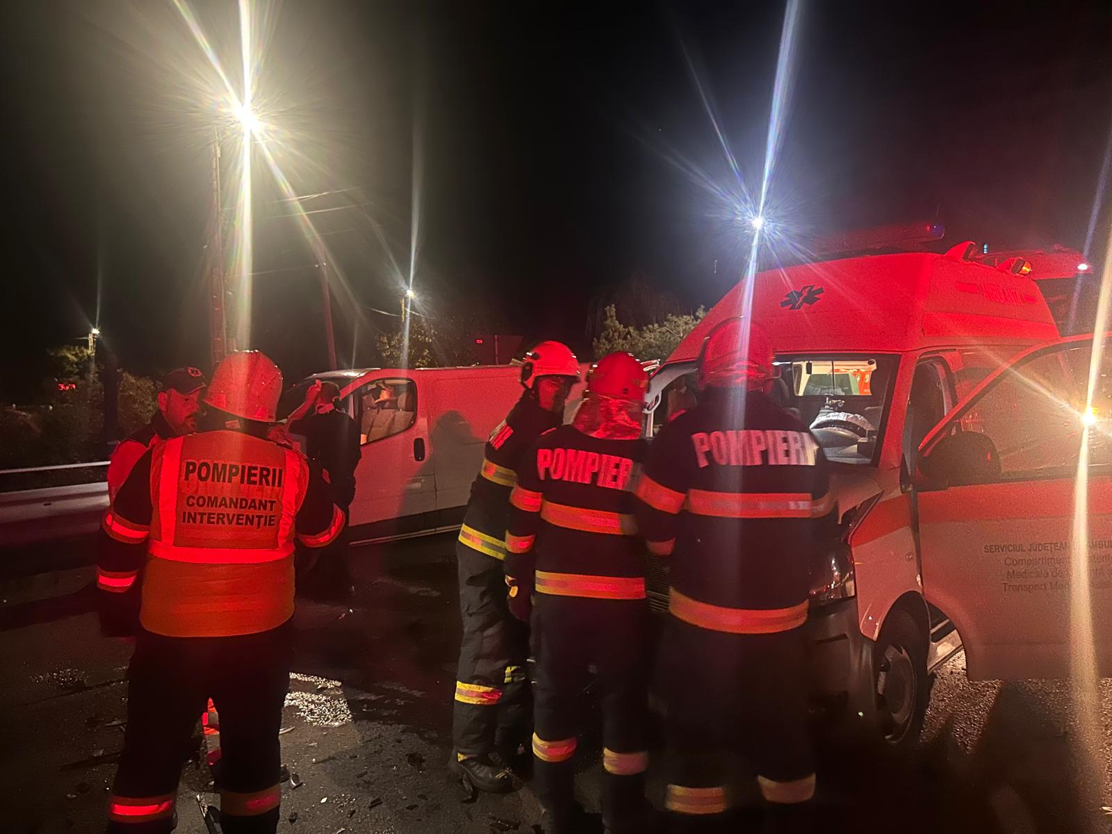 FOTO. Dubă lovită de o ambulanță pe DN19, pe Drumul Careiului! O victimă este încarcerată